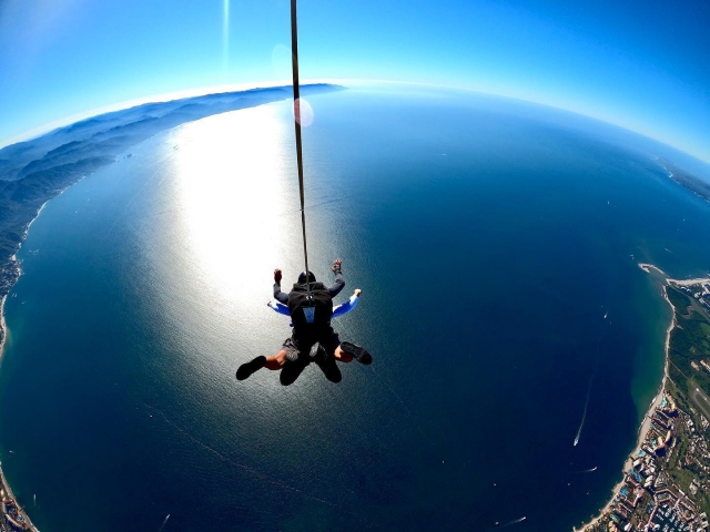 Chute libre au-dessus de la mer 