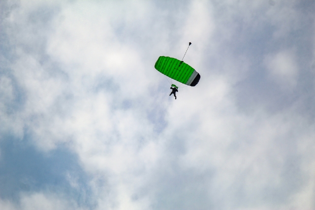  Atterrir avec un parachute ouvert 