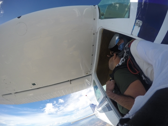 Prepararsi a lanciarsi da un aereo 
