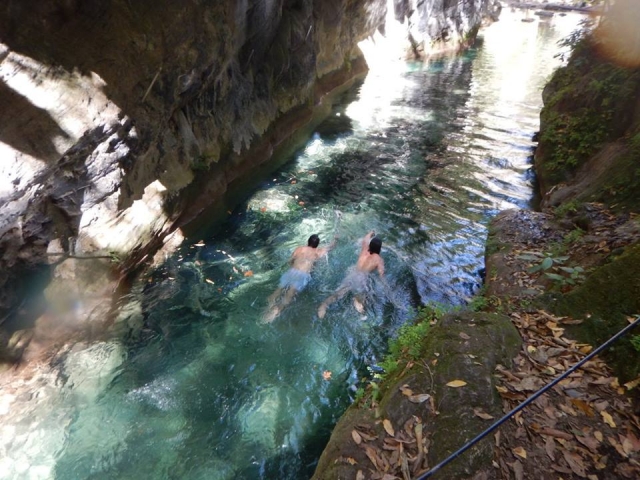 Nadando en el río