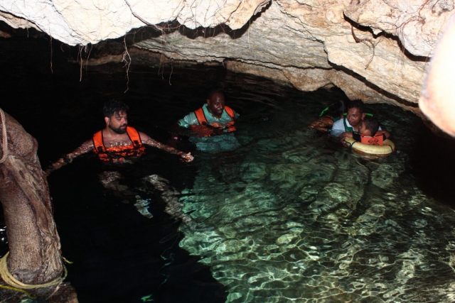  Einschwimmen eine Cenote