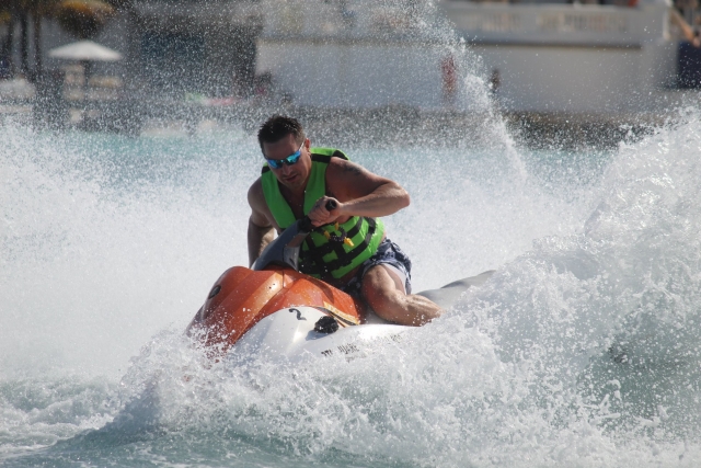 schnelle Jetskis 