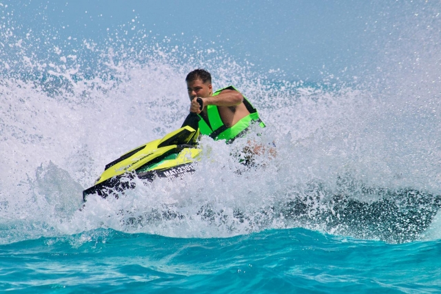  Kreise auf einem Jetski 