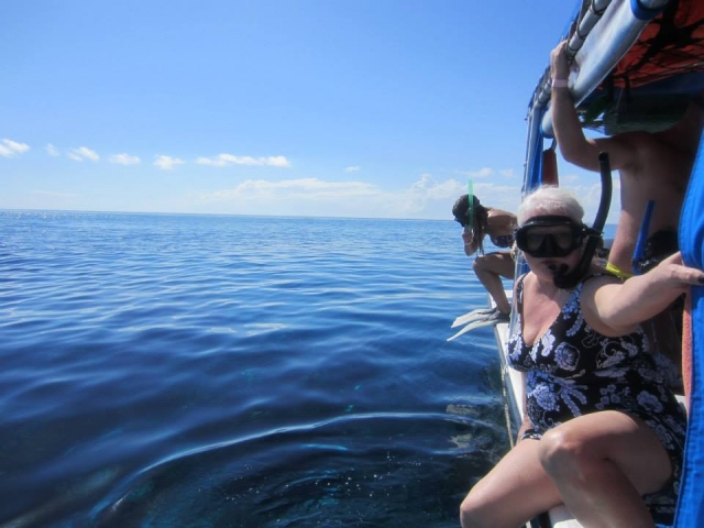  pulando na água para snorkel