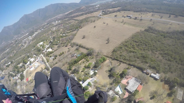  Gleitschirmfliegen durch Landschaften