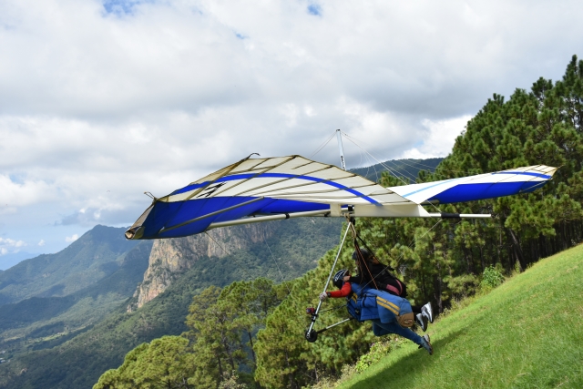  Taking off in hang gliding 