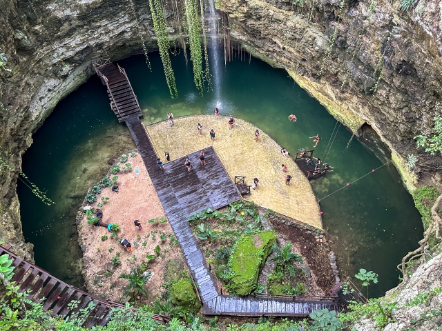 Cenote entre selva maya