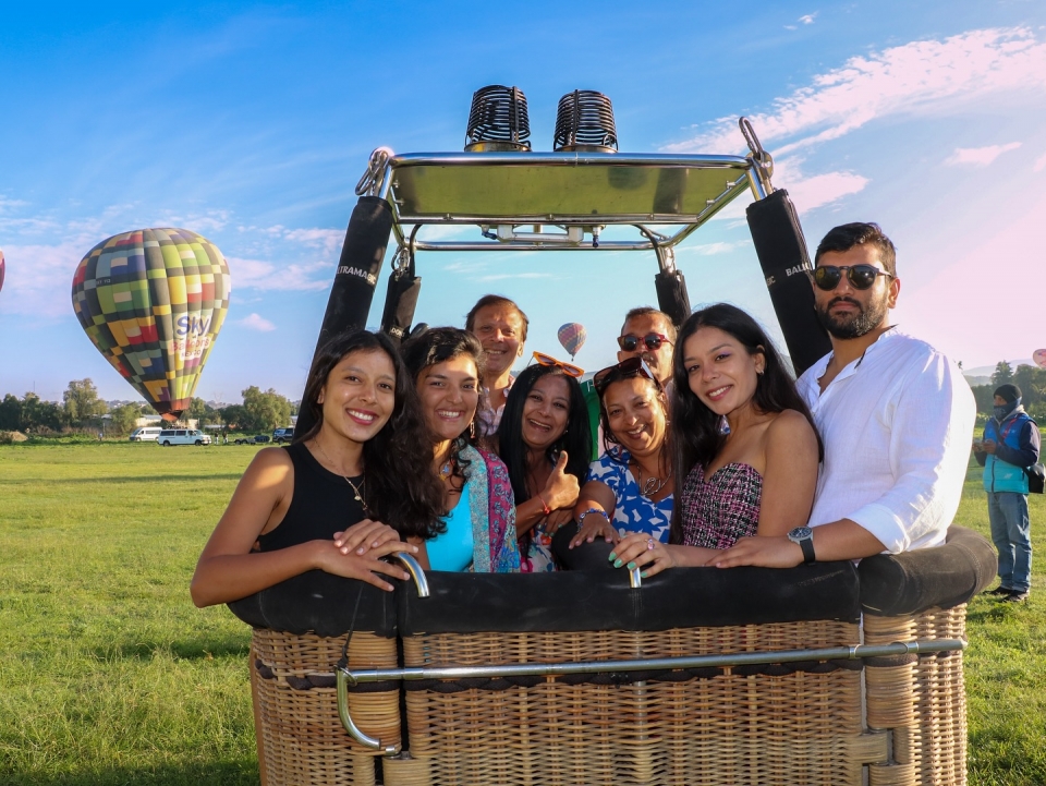  Groups flying in globe 