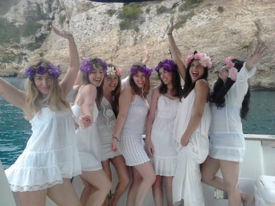 Despedida soltera en barco Jávea cava de regalo