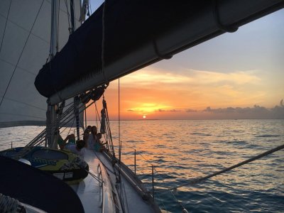 Sonnenuntergang mit dem Boot in der Bucht von Cancun