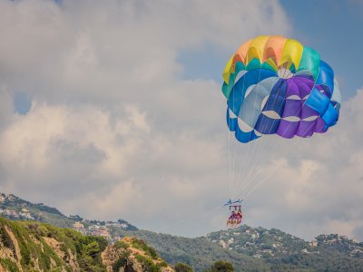 Parasailing para parejas playa de Fenals 12 min