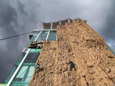 Accede como acompañante a escalar el muro más alto