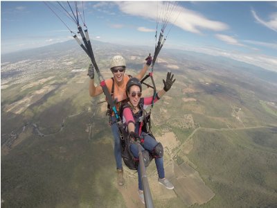 Voo de parapente em Colima