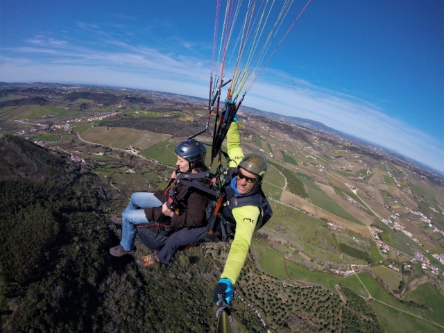Instructor de parapenle con pasajera en Portugal