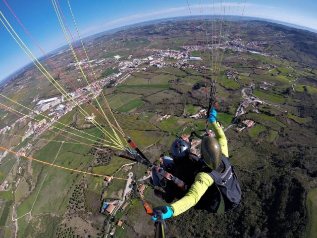 Volando en parapenle sobre Portugal