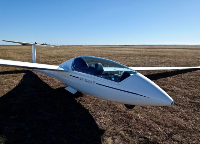 Avion planeador en tierra