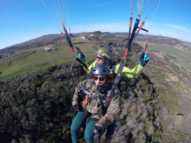 Chica en parapenle tandem en Montijo