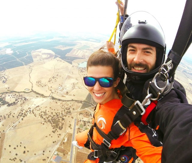 Felicidad planeando en paracaidas