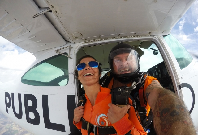 Tirandose al vacio en paracaidas