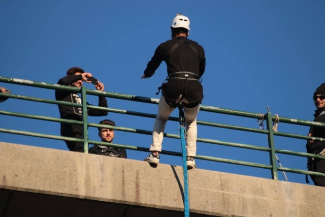 Saltando en bungee de espaldas