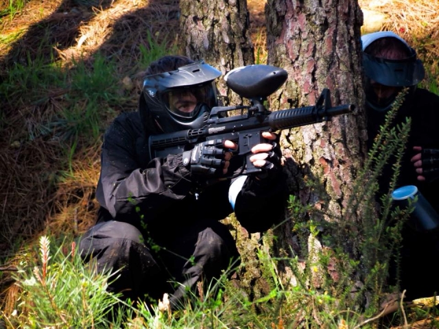 Agazapado con la marcadora de gotcha