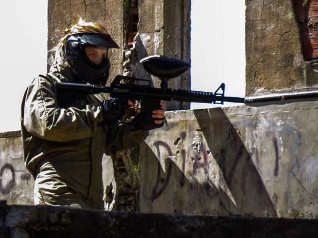 Apuntando al contrincanle con la marcadora de gotcha