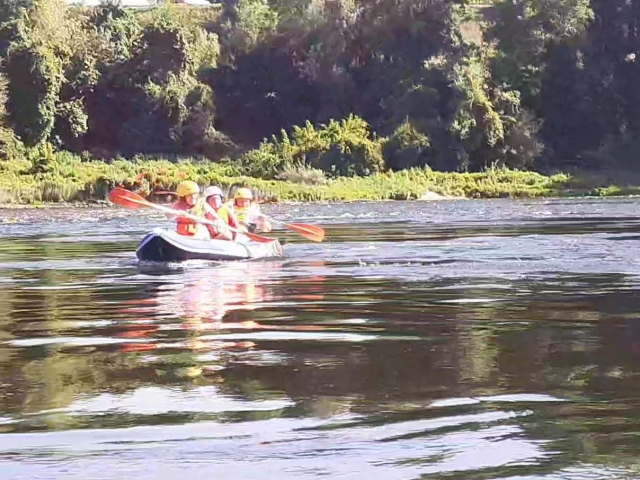 En kayak por el río