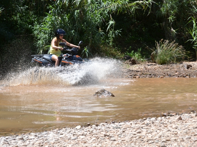 Cruzando el río con el cuatrimoto