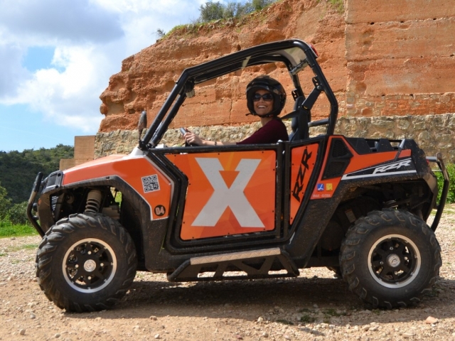 Disfrutando de manejar un buggy por el Algarve