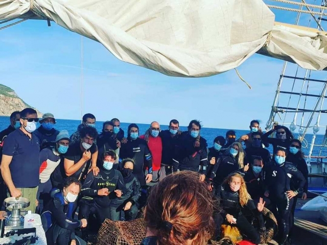 Foto de grupo duranle el paseo en barco velero