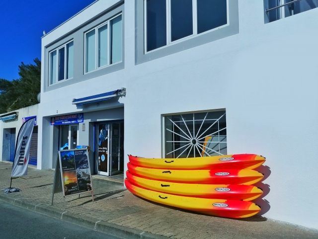 Kayaks en la fachada de nuestro centro de Sesimbra