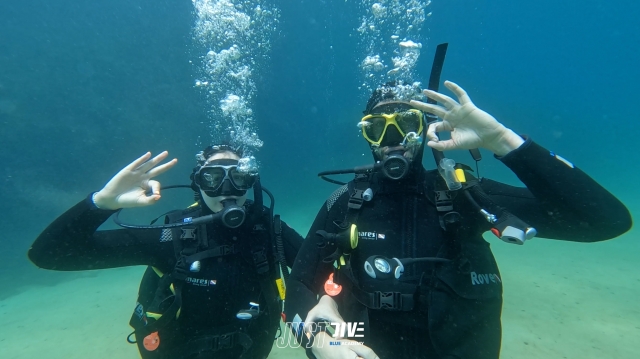 Aprendiendo de los instructores en el bautismo de buceo