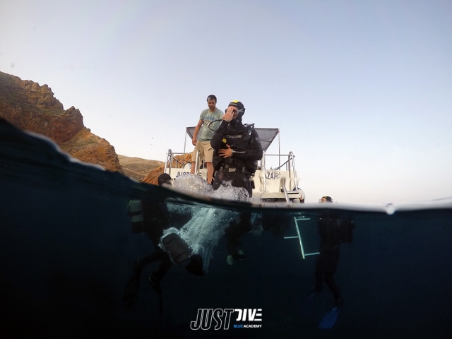 En alta mar realiando el bautismo de buceo en Peniche