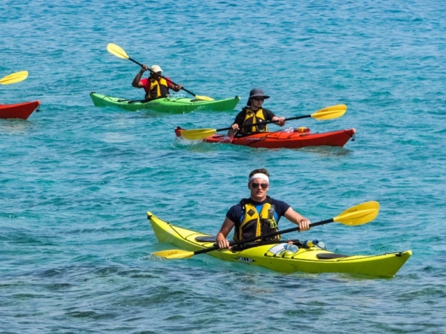 Grupo de amigos en kayak