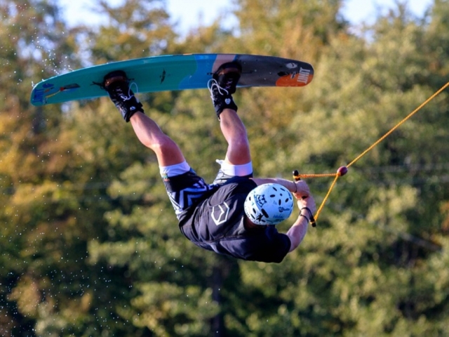 Espectacular salto haciendo wakeboard