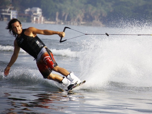 Practicando esquí acuático en Santo Estevão