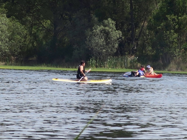 De rodillas sobre la tabla de SUP