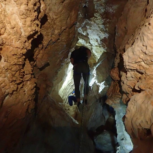 Aventura en gruta familia Lisboa