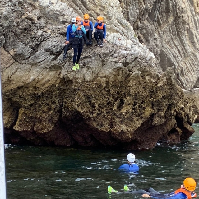 Lanzarse al agua en parque natural de Arrábida