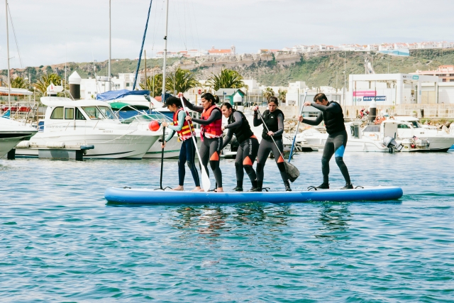 grupo haciendo paddle board
