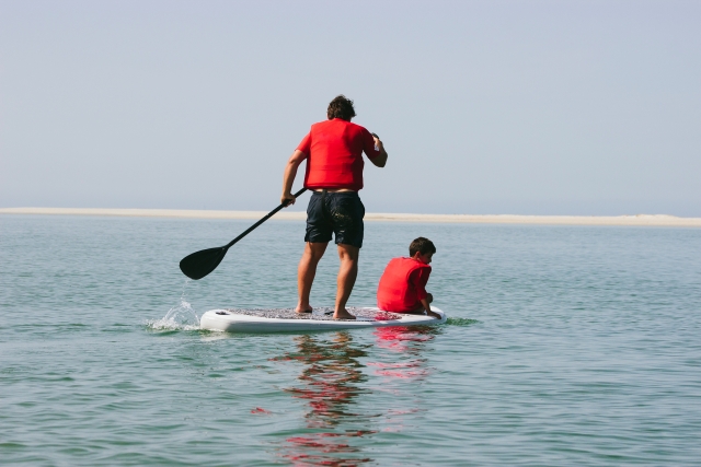 padre e hijo paddle board