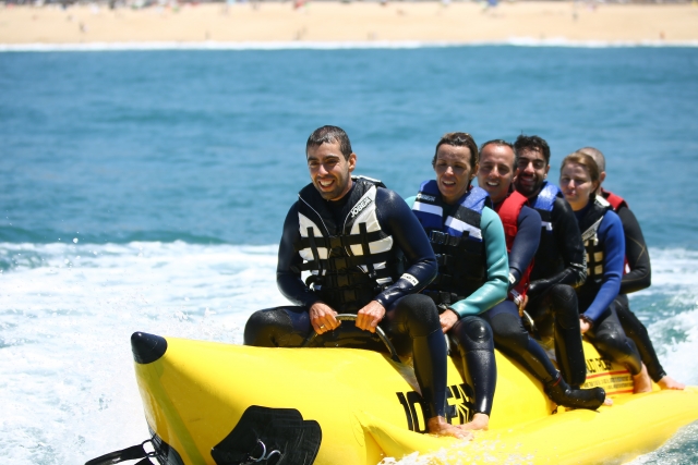 banana boat hinchable surcando olas