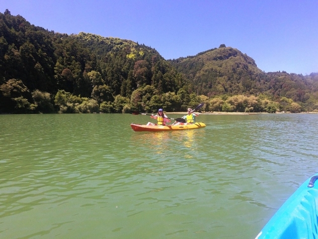 Pareja disfrutando en piragua