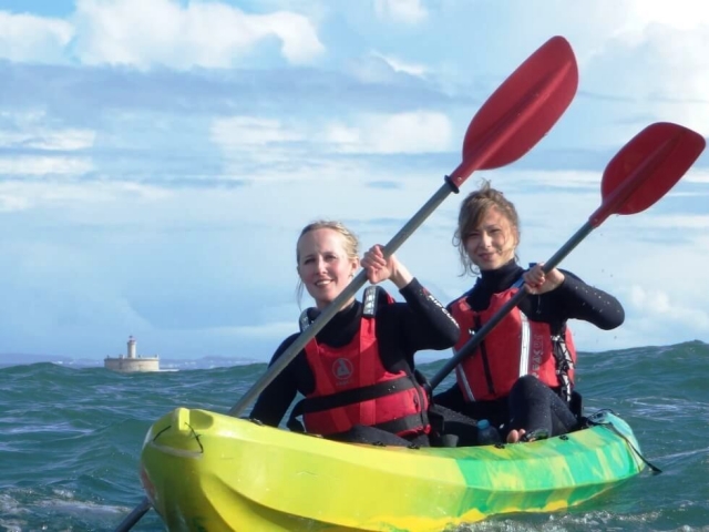Amigas subiendo en kayak