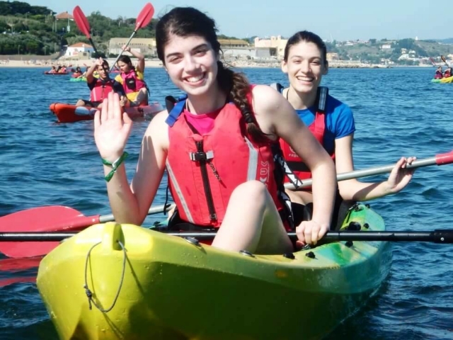 Chicas a bordo de un kayak