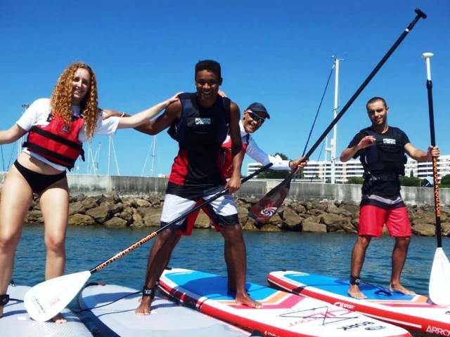 Amigos de pie sobre las tablas de SUP