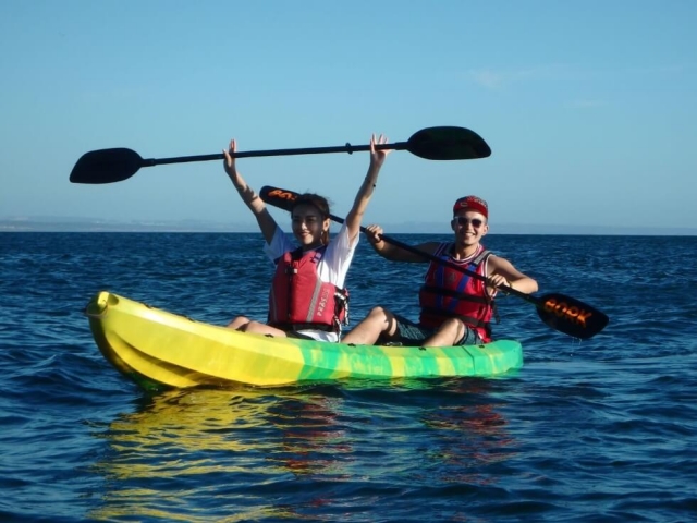 Pareja divirtiéndose en kayak