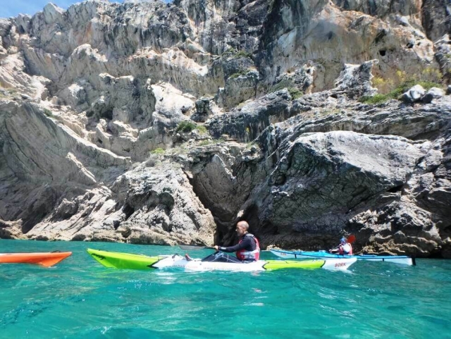 Hombre remando sobre el kayak
