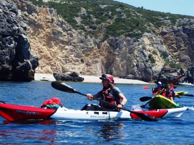 Mujer a bordo del kayak en Sesimbra