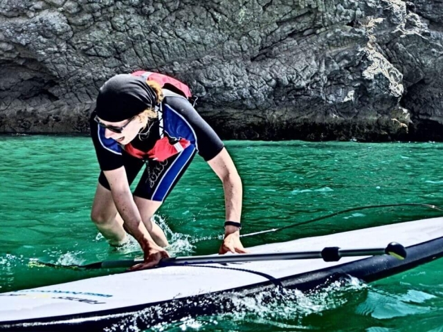 Saltando desde la tabla de paddle board